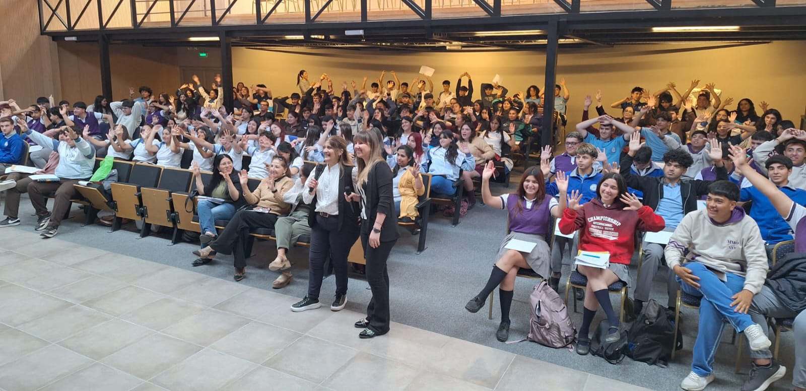 Charla institucional en auditorio con estudiantes, septiembre 2025
